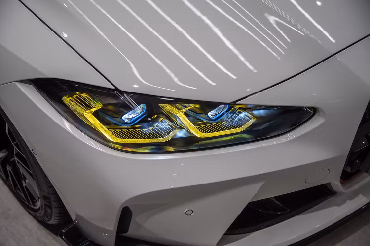 Đặc biệt nắp capo làm từ chất liệu sợi carbon CFRP nổi bật với 2 hốc gió cỡ lớn tối ưu cung cấp không khí và giải nhiệt cho động cơ. Phần mui xe cũng được làm từ sợi carbon CFRP vừa giảm khối lượng, vừa hạ trọng tâm của M4 CSL.