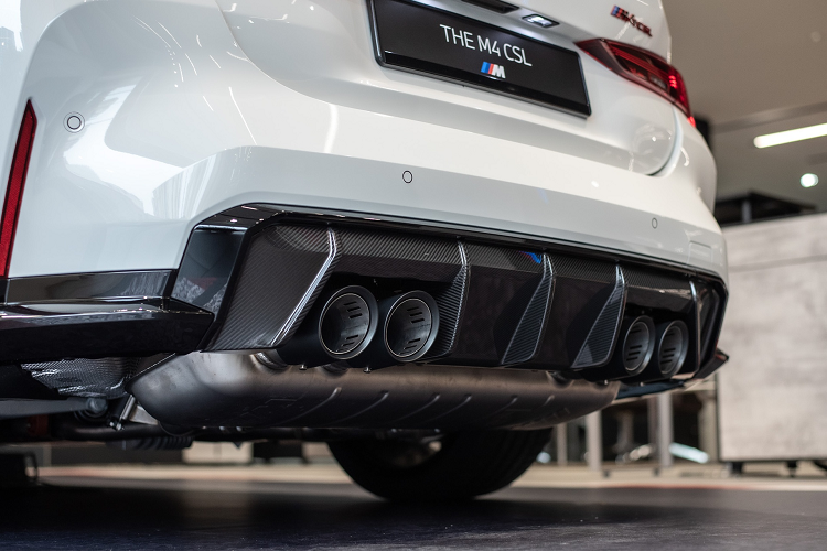 M4 CSL trang bị bộ mâm thể thao tiêu chuẩn đa chấu 827M kích thước 19 inch ở bánh trước và 20 inch ở bánh sau, đi kèm đĩa phanh M Carbon Ceramic. Bên cạnh đó, khuếch tán gió cản sau chế tác từ sợi carbon cùng hệ thống ống xả thể thao được làm từ chất liệu hợp kim titanium, giúp giảm khối lượng xe thêm 4 kg.