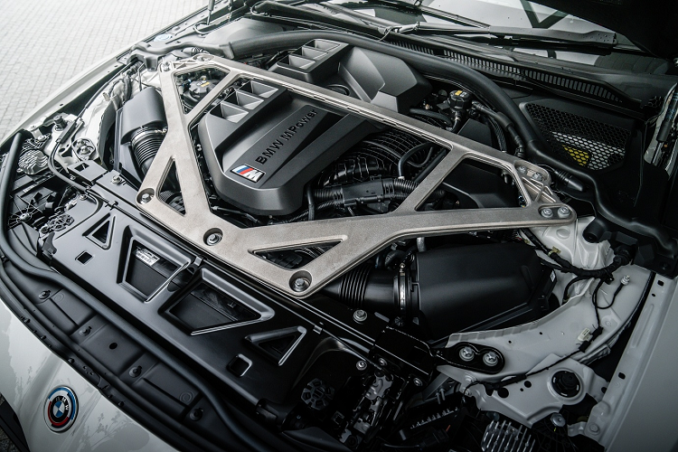 Bộ ghế đua M Carbon có khối lượng nhẹ hơn 24 kg so với M4 Competition. BMW M4 CSL đã lược bỏ hàng ghế sau và bộ dây đai an toàn giúp xe nhẹ thêm 21 kg.