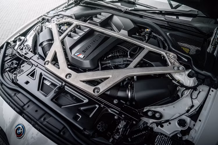 Bộ ghế đua M Carbon có khối lượng nhẹ hơn 24 kg so với M4 Competition. BMW M4 CSL đã lược bỏ hàng ghế sau và bộ dây đai an toàn giúp xe nhẹ thêm 21 kg.