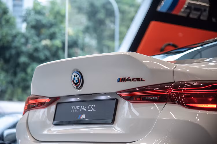 Nội thất BMW M4 CSL vẫn sở hữu thiết kế quen thuộc với bảng đồng hồ taplo kỹ thuật số 12.3 inch và màn hình trung tâm 10.25 inch. Trong khi đó bản M3 CS có màn hình chính thiết kế liền khối 14.9 inch.