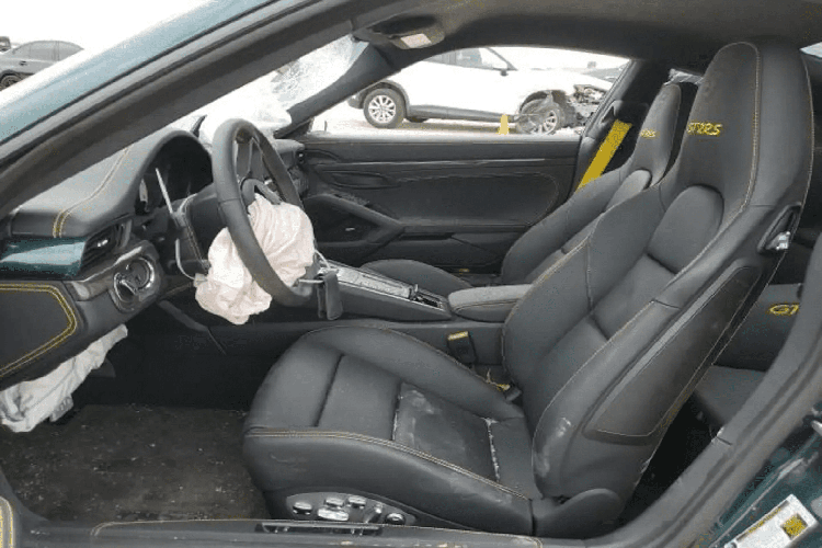 Như vậy, nếu được đấu giá thành công, chiếc Porsche 911 GT2 RS gặp tai nạn này sẽ mất giá gần 10 lần so với lúc lăn bánh ra khỏi showroom. Chưa rõ chủ mới của chiếc Porsche 911 GT2 RS sẽ làm gì với nó. Chỉ biết chắc rằng chủ mới sẽ phải tốn rất nhiều tiền nếu muốn khôi phục chiếc xe về nguyên trạng.