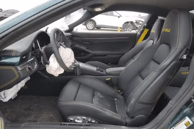 Như vậy, nếu được đấu giá thành công, chiếc Porsche 911 GT2 RS gặp tai nạn này sẽ mất giá gần 10 lần so với lúc lăn bánh ra khỏi showroom. Chưa rõ chủ mới của chiếc Porsche 911 GT2 RS sẽ làm gì với nó. Chỉ biết chắc rằng chủ mới sẽ phải tốn rất nhiều tiền nếu muốn khôi phục chiếc xe về nguyên trạng.