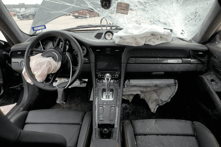 Dựa trên hình ảnh xe được đăng tải, chiếc Porsche 911 GT2 RS hư hỏng nặng toàn bộ phần chắn bùn phía trước ở bên ghế hành khách. Giá đỡ bánh trước và bánh sau bên phía hành khách cũng bị cong vênh trong khi cột A cũng như nóc bị hư hỏng. Cửa xe phía người lái bị móp méo nghiêm trọng và khung gầm có vẻ như cũng bị biến dạng.