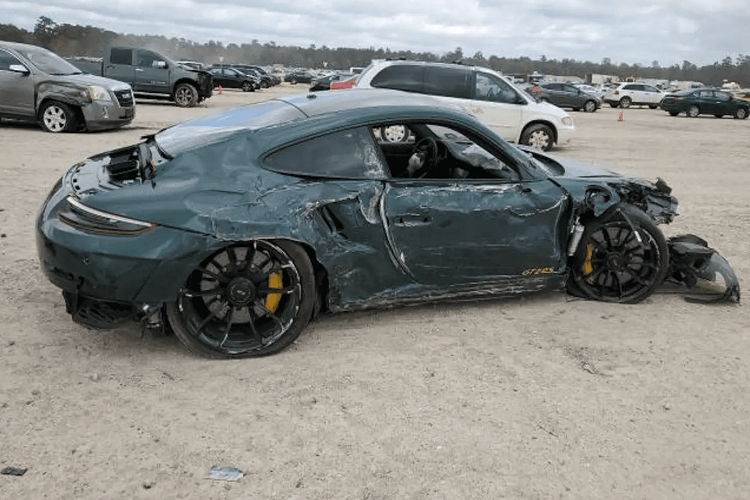 Đợt đấu giá cho chiếc Porsche 911 GT2 RS này đã kết thúc trong ngày 25/4 theo giờ Việt Nam. Mức giá đấu cao nhất ở thời điểm viết bài là 49.000 USD (tương đương 1,1 tỷ đồng). Theo Copart, nếu còn nguyên vẹn, giá bán lẻ ước tính của chiếc Porsche 911 GT2 RS này là 450.873 USD (10,5 tỷ đồng).