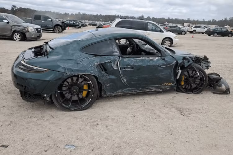 Đợt đấu giá cho chiếc Porsche 911 GT2 RS này đã kết thúc trong ngày 25/4 theo giờ Việt Nam. Mức giá đấu cao nhất ở thời điểm viết bài là 49.000 USD (tương đương 1,1 tỷ đồng). Theo Copart, nếu còn nguyên vẹn, giá bán lẻ ước tính của chiếc Porsche 911 GT2 RS này là 450.873 USD (10,5 tỷ đồng).