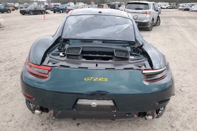 Tuy nhiên, trên thực tế, chiếc xe này vẫn còn có giá trị. Do phần lớn hư hại nằm ở phía trước nên động cơ 6 xi-lanh phẳng, dung tích 3.8L tăng áp kép và hộp số ly hợp kép 8 cấp của xe có thể vẫn hoạt động tốt. Một số chi tiết nội thất cũng còn nguyên mặc dù toàn bộ túi khí đã bung để bảo vệ người ngồi trên xe khi vụ tai nạn xảy ra. Tất cả các ghế và bảng điều khiển trung tâm với màn hình cảm ứng vẫn trong tình trạng tốt.