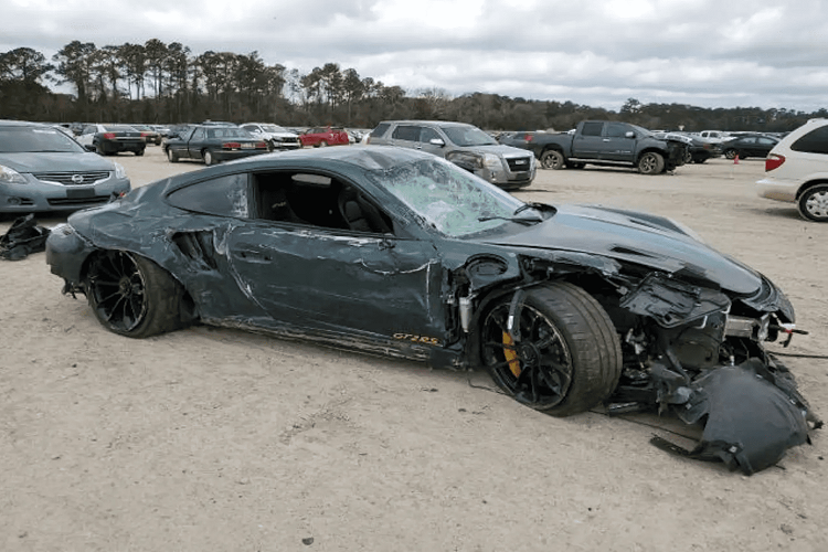 Chính vì thế, nững người đang tìm kiếm linh kiện thay thế cho chiếc Porsche 911 của mình có thể sẽ quan tâm tới chiếc 911 GT2 RS này. Porsche 911 GT2 RS là xe rất hiếm tại Mỹ. Chiếc xe gặp tai nạn này còn sở hữu một màu sắc cực kỳ đẹp. Thân xe được sơn màu xanh lá đậm với các điểm nhấn màu đen như tay nắm cửa và hốc hút gió trên chắn bùn sau. Chiếc xe còn nổi bật với một số điểm nhấn màu vàng như logo GT2 RS và cùm phanh.