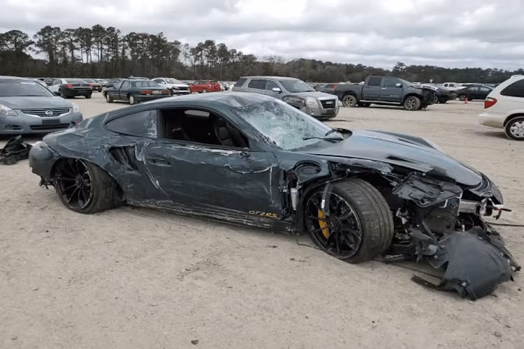 Chính vì thế, nững người đang tìm kiếm linh kiện thay thế cho chiếc Porsche 911 của mình có thể sẽ quan tâm tới chiếc 911 GT2 RS này. Porsche 911 GT2 RS là xe rất hiếm tại Mỹ. Chiếc xe gặp tai nạn này còn sở hữu một màu sắc cực kỳ đẹp. Thân xe được sơn màu xanh lá đậm với các điểm nhấn màu đen như tay nắm cửa và hốc hút gió trên chắn bùn sau. Chiếc xe còn nổi bật với một số điểm nhấn màu vàng như logo GT2 RS và cùm phanh.