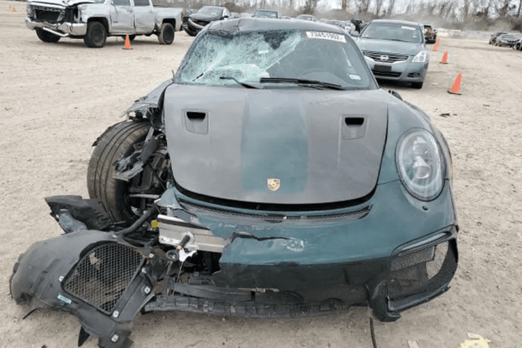 Đa số ôtô được rao bán trên Copart đều có thể cứu vãn được hoặc rất rẻ để chủ mới chấp nhận chi tiền sửa chữa. Tuy nhiên, chiếc Porsche 911 GT2 RS này có lẽ không nằm trong số đó.