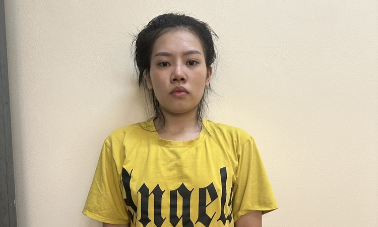 Co gai tre lam trong quan karaoke de tron truy na