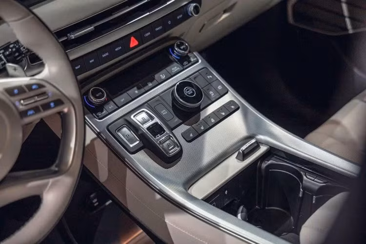 Về nội thất, xe có hai tùy chọn nội thất là 6 và 7 chỗ. Khoang cabin gần như được lột xác hoàn toàn so với thế hệ cũ. Màn trung tâm được tăng nhẹ kích thước từ 10,25 lên 12,3 inch, kết nối camera 360 độ, hỗ trợ Apple CarPlay/Android Auto đi cùng hệ thống giải trí 12 loa Infinity cao cấp với tổng công suất 550W.