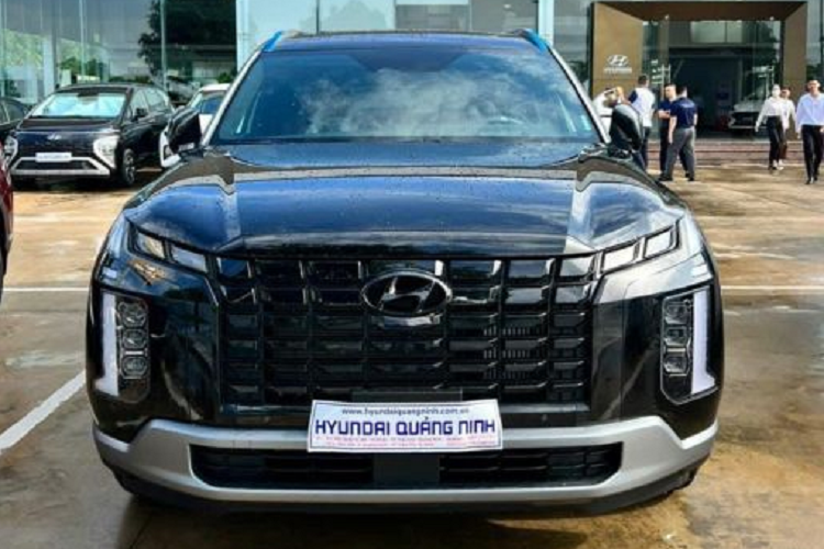 Giá xe Hyundai Palisade 2024 dao động từ 1,47 - 1,59 tỷ đồng, thấp hơn nhiều so với các đối thủ cùng phân khúc. Vì là xe lắp ráp trong nước nên khách hàng mua xe trong năm nay sẽ được hỗ trợ 50% lệ phí trước bạ từ Chính phủ. Giá lăn bánh của Hyundai Palisade sẽ dao động từ 1,56-1,69 tỷ đồng.