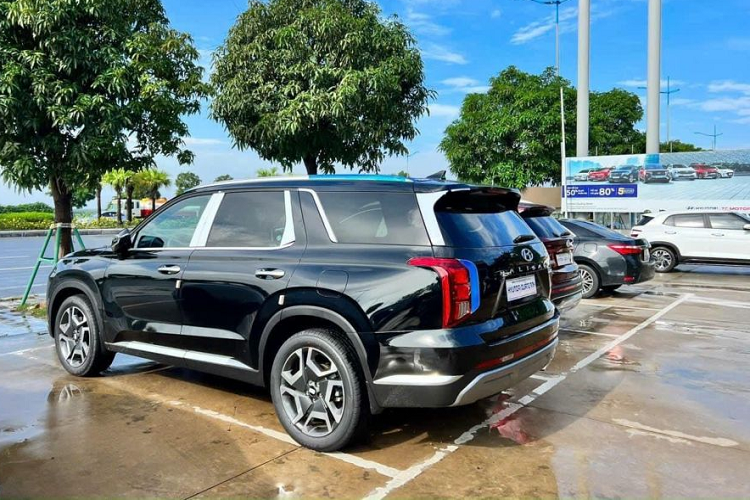 Chiếc SUV cỡ E này được trang bị bộ mâm hợp kim kích thước 18 hoặc 20 inches tạo hình mạnh mẽ, kết hợp cùng bộ vòm bánh xe cơ bắp nổi khối tạo nên vẻ hiện diện cao cấp hàng đầu. Cản trước được thiết kế tạo hiệu quả khí động, đồng thời tăng vẻ mạnh mẽ cho xe.