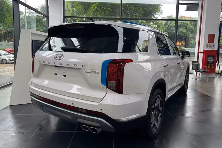 Hệ thống hỗ trợ xuống dốc DBC, Hệ thống hỗ trợ phòng tránh va chạm điểm mù BCA, 7 túi khí… giúp đảm bảo độ an toàn dành cho người lái, hành khách đi cùng cũng như người và các phương tiện khác lưu thông trên đường.