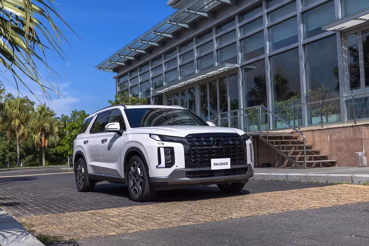 Về trang bị an toàn, Hyundai Palisade được trang bị hệ thống an toàn chủ động SmartSense bao gồm: Hệ thống chống bó cứng phanh ABS, Hệ thống hỗ trợ phanh khẩn cấp BA, Hệ thống phân bổ lực phanh EBD, Hệ thống kiểm soát lực kéo TCS, Hệ thống ổn định chống trượt thân xe VSM, Hệ thống cân bằng điện tử ESC, Hệ thống hỗ trợ khởi hành ngang dốc HAC