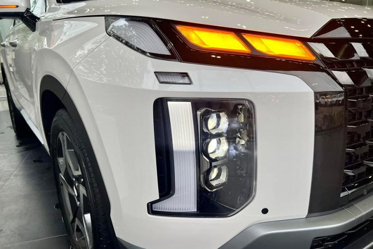 Xe sở hữu kích thước dài x rộng x cao lần lượt 4.995 x 1.975 x 1,785 mm, chiều dài cơ sở 2.900mm cùng khoảng sáng gầm xe là 203 mm. Phần đầu xe nổi bật với lưới tản nhiệt kích thước lớn, tạo hình thác nước Cascading Grill.