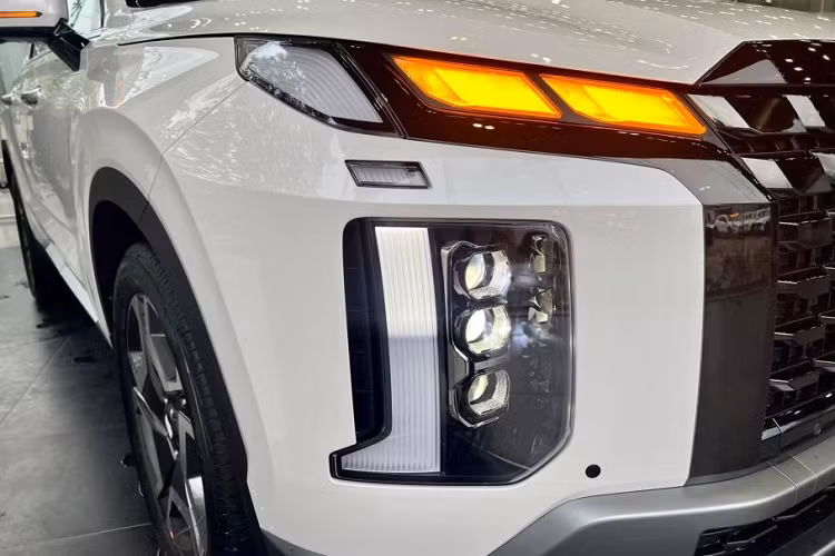 Xe sở hữu kích thước dài x rộng x cao lần lượt 4.995 x 1.975 x 1,785 mm, chiều dài cơ sở 2.900mm cùng khoảng sáng gầm xe là 203 mm. Phần đầu xe nổi bật với lưới tản nhiệt kích thước lớn, tạo hình thác nước Cascading Grill.