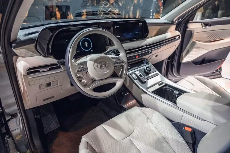 Phần đuôi xe nổi bật với cụm đèn hậu LED thiết kế to bản chạy dọc, kết hợp cùng bộ cản sau cỡ lớn và ống xả kép giúp tăng dáng vẻ mạnh mẽ cho xe. Cụm đèn hậu được tạo hình chữ H, đồng bộ về đường nét thiết kế với cụm đèn phía trước, giúp tăng thêm vẻ tinh tế và lịch lãm cho Palisade cùng chủ nhân.