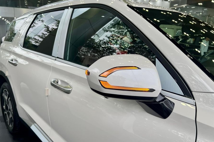 Thiết kế lưới tản nhiệt này cũng áp dụng phong cách khí động học tham số Parametric Dynamics như Hyundai Tucson, giúp tạo nên thiết kế vững chãi như một chiếc khiên mạnh mẽ. Hệ thống đèn chiếu sáng full LED Projector và đèn LED ban ngày DRL mang thiết kế T-Shape đặc trưng đặt dọc bao quanh lưới tản nhiệt, tạo thành một khối liền mạch.