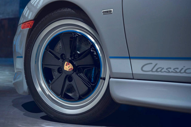 Tuy nhiên, nguồn cảm hứng chính cho độc bản 911 Classic Club Coupe là chiếc xe 911 Sport Classic (Type 997) được giới thiệu vào năm 2009. Với màu sơn Sport Classic Grey, mui xe với đường sọc đôi, cánh gió ducktail và các chi tiết nội thất được trang trí độc đáo, dòng xe giới hạn này nhanh chóng trở nên nổi tiếng và từ lâu đã trở thành một món đồ được các nhà sưu tập xe hơi săn lùng.