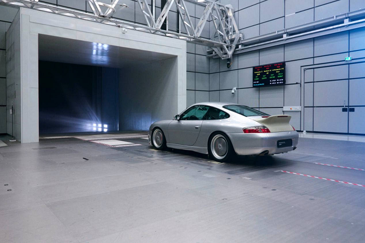 Các đường viền sọc được hoàn thiện với màu Club Blue tạo sự nổi bật cho xe. Đường viền bên hông xe có hình dạng một cây gậy khúc côn cầu được sơn màu xám thể thao sáng và mang dòng chữ “Classic Club Coupe” và một đường viền màu Club Blue. Những họa tiết này đều được hoàn thiện theo phương pháp sơn thủ công thay vì dán decal như nhiều mẫu xe khác.