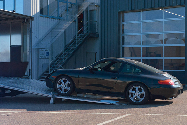 Ngoài ra, nắp động cơ nguyên bản của xe đã được thay thế thành cánh gió Ducktail lấy cảm hứng từ mẫu xe thể thao cổ điển 911 Carrera RS 2.7 từ năm 1972. Nhiều chi tiết bên ngoài và nội thất được trang trí với màu Club Blue đặc trưng của Porsche Club America.