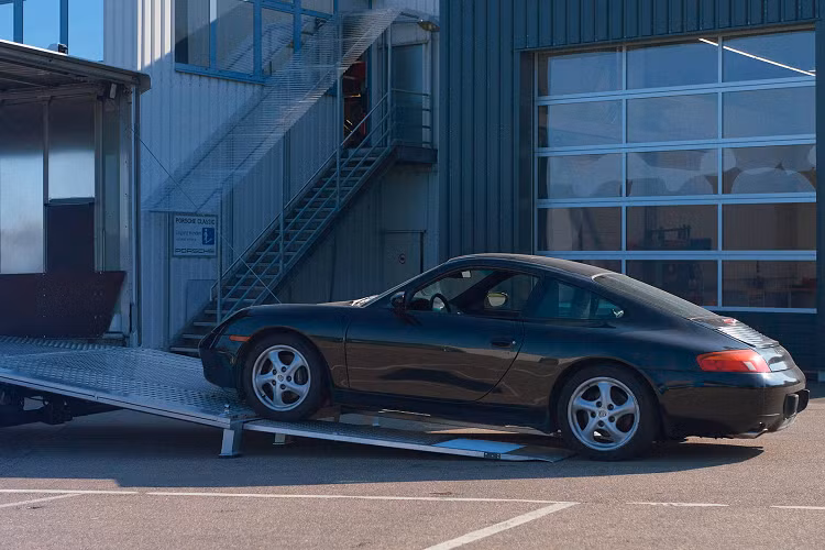 Ngoài ra, nắp động cơ nguyên bản của xe đã được thay thế thành cánh gió Ducktail lấy cảm hứng từ mẫu xe thể thao cổ điển 911 Carrera RS 2.7 từ năm 1972. Nhiều chi tiết bên ngoài và nội thất được trang trí với màu Club Blue đặc trưng của Porsche Club America.