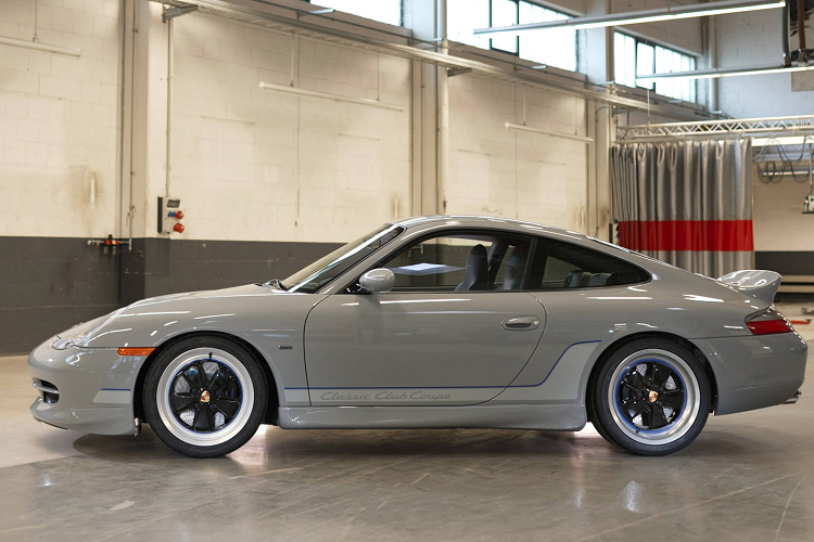 Về động cơ và hiệu năng, chiếc xe đã được tinh chỉnh để có sức mạnh ngang bằng với 911 GT3 thế hệ thứ hai với trang bị động cơ 3,6 lít với công suất 381 mã lực, kết hợp cùng với hộp số sàn 6 cấp truyền lực tới các bánh sau. Hệ thống phanh trên xe cũng được lấy từ những mẫu 911 GT3 thế hệ thứ hai này. 