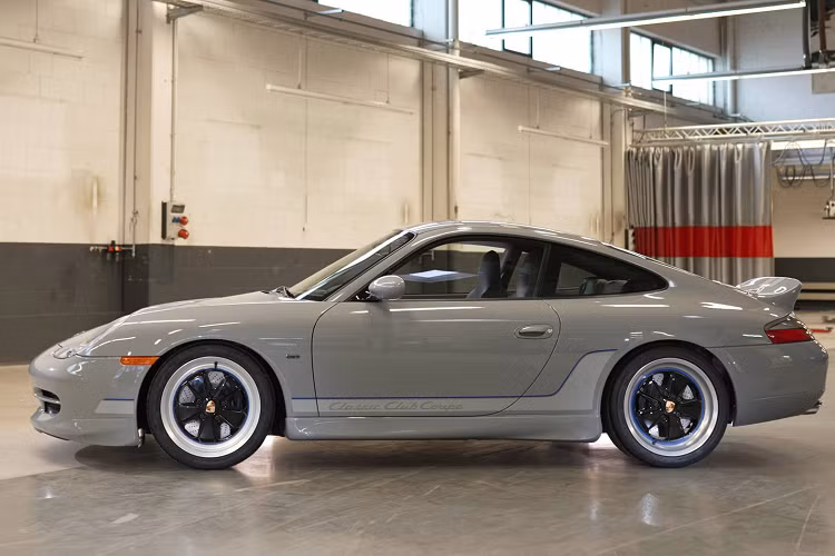 Về động cơ và hiệu năng, chiếc xe đã được tinh chỉnh để có sức mạnh ngang bằng với 911 GT3 thế hệ thứ hai với trang bị động cơ 3,6 lít với công suất 381 mã lực, kết hợp cùng với hộp số sàn 6 cấp truyền lực tới các bánh sau. Hệ thống phanh trên xe cũng được lấy từ những mẫu 911 GT3 thế hệ thứ hai này. 