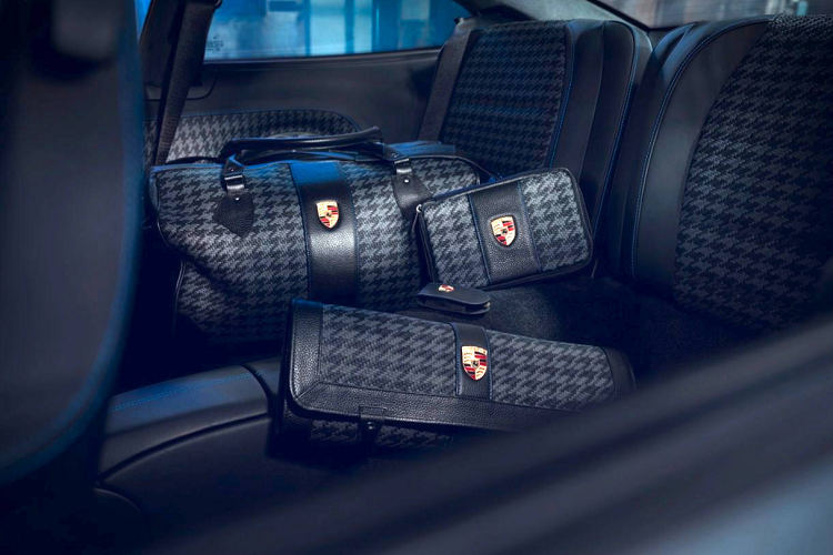 Ở trạng thái nguyên bản, chiếc xe này được sơn màu đen bóng giản đơn cùng những trang bị cơ bản của một chiếc xe 911 đời 1986. Tuy nhiên, các kỹ sư của bộ phận Porsche Classic đã gần như tái sản xuất lại chiếc xe này, tẩy bỏ hoàn toàn lớp sơn cũ và thay bằng lớp sơn mới với những họa tiết thủ công.