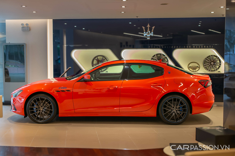 Tổng thể xe vẫn thừa hưởng kiểu dáng sang trọng, lịch lãm... Điểm mới chính là hệ thống radar phía trước. Hệ thống đèn pha full LED tự động điều chỉnh góc chiếu và có đèn định vị ban ngày.