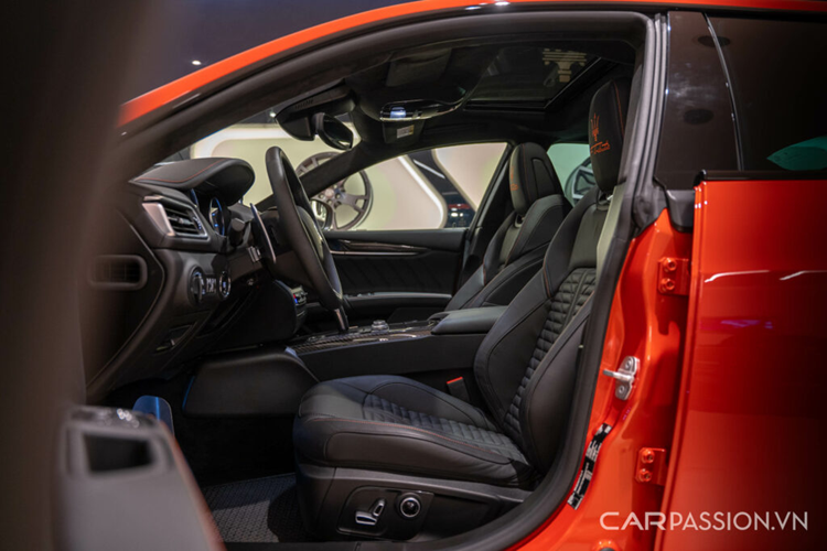 Màn hình giải trí kích thước 10,1 inch kết nối Apple Carplay và Android Auto, khe đọc thẻ nhớ SD, USB và Aux; tích hợp hệ thống định vị có bản đồ Việt Nam. Hệ thống âm thanh 14 loa Harman Kardon cao cấp và điều hoà hai vùng độc lập.