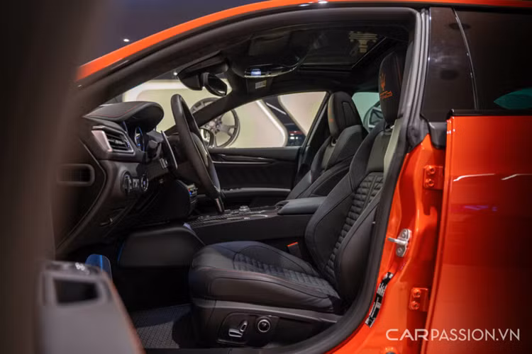 Màn hình giải trí kích thước 10,1 inch kết nối Apple Carplay và Android Auto, khe đọc thẻ nhớ SD, USB và Aux; tích hợp hệ thống định vị có bản đồ Việt Nam. Hệ thống âm thanh 14 loa Harman Kardon cao cấp và điều hoà hai vùng độc lập.