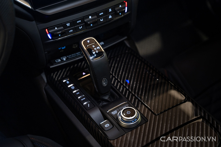 Vô-lăng thể thao được bọc da cao cấp với chỉ thêu cùng màu và lẫy chuyển số to bảng đặt cố định phía sau. Ghế ngồi thể thao chỉnh điện 12 hướng kèm nhớ vị trí.