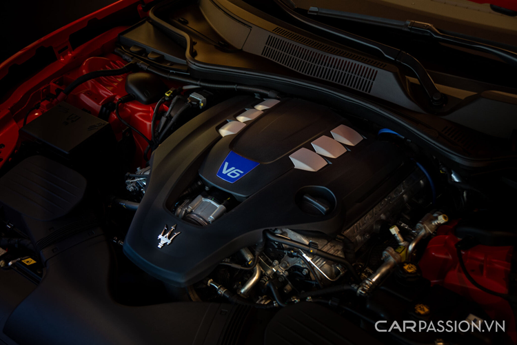 Phiên bản đặc biệt Ghibli F Tributo thừa hưởng toàn bộ công nghệ an toàn như kiểm soát hành trình, cảnh báo điểm mù, cân bằng điện tử, chống trượt, chống bó cứng phanh, phanh tay điện tử, trợ lực phanh, khởi hành ngang dốc, kiểm soát áp suất lốp…