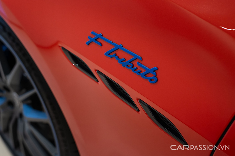 Đây là bộ cánh độc quyền (Exclusive) mà ngay cả những khách hàng tham gia chương trình cá nhân hóa Fuoriserie cũng không thể chạm tới. Hậu tố "Devil" trong tên của màu sơn được bắt nguồn từ biệt danh "she-devil" của nữ quái kiệt Maria Teresa De Filippis.