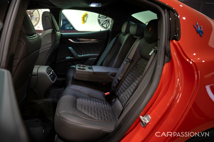 Maserati Ghibli F Tributo Special Edition duy nhất tại Việt Nam sở hữu khối động cơ V6 sản sinh công suất 430 mã lực và mô-men xoắn 580Nm. Hộp số tự động 8 cấp cùng khả năng tăng tốc 0-100km/h trong 4,7 giây. Tốc độ tối đa 286km/h.