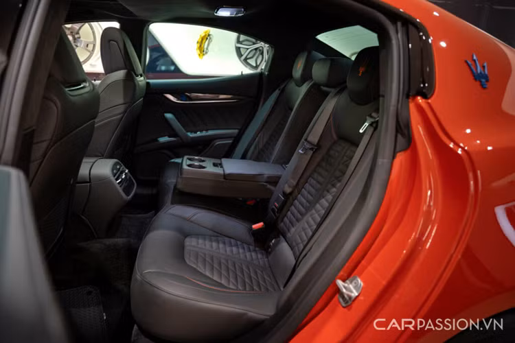 Maserati Ghibli F Tributo Special Edition duy nhất tại Việt Nam sở hữu khối động cơ V6 sản sinh công suất 430 mã lực và mô-men xoắn 580Nm. Hộp số tự động 8 cấp cùng khả năng tăng tốc 0-100km/h trong 4,7 giây. Tốc độ tối đa 286km/h.