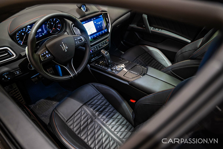 Nội thất Maserati Ghibli F Tributo Special Edition được hoàn thiện bởi lớp da tự nhiên cao cấp nhất PienoFiore (Full-Grain) màu đen cùng các đường chỉ tông màu Xanh và Cam tương phản. Một số chi tiết được làm từ sợi carbon tăng chất thể thao.
