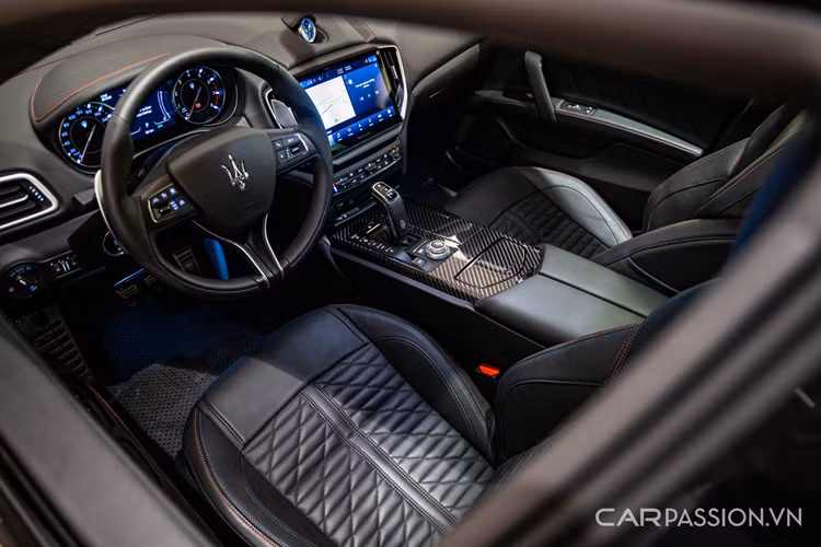 Nội thất Maserati Ghibli F Tributo Special Edition được hoàn thiện bởi lớp da tự nhiên cao cấp nhất PienoFiore (Full-Grain) màu đen cùng các đường chỉ tông màu Xanh và Cam tương phản. Một số chi tiết được làm từ sợi carbon tăng chất thể thao.