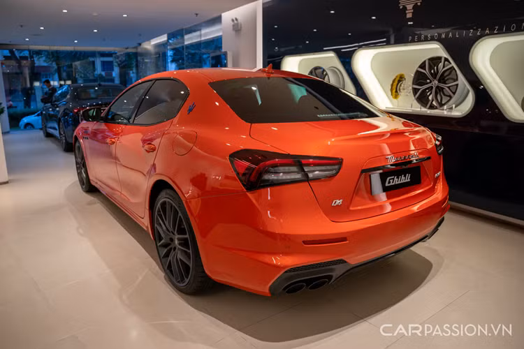 Đồng thời đây là một trong những xe Ghibli cuối cùng trên thế giới khi hãng xe Ý kết thúc vòng đời của dòng xe này vào cuối năm nay. Mức giá xe Maserati F Tributo Special Edition tại Việt Nam chưa được hé lộ.