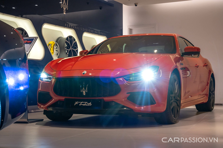 Ngoài màu cam của F Tributo còn có tùy chọn sơn ngoại thất màu xám (Grigio Lamiera) – tông màu tượng trưng cho đường đua, nơi gắn liền với tên tuổi và những chiến thắng lẫy lừng của Maserati.