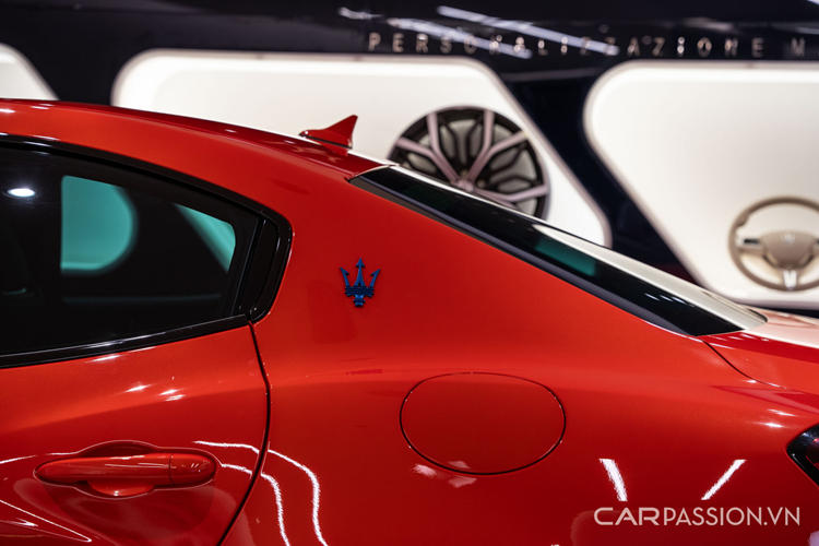 Maserati Ghibli F Tributo Special Edition thể thao được trang bị bộ mâm Titano kích thước 21 inch sơn màu đen bóng cùng kẹp phanh thể thao xanh mờ. Viền mâm, logo F-Tributo, logo Trident ở ngoại thất sử dụng tông xanh coban (cobalt) tinh tế.