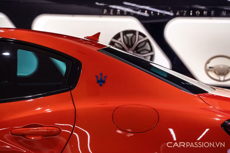 Maserati Ghibli F Tributo Special Edition thể thao được trang bị bộ mâm Titano kích thước 21 inch sơn màu đen bóng cùng kẹp phanh thể thao xanh mờ. Viền mâm, logo F-Tributo, logo Trident ở ngoại thất sử dụng tông xanh coban (cobalt) tinh tế.