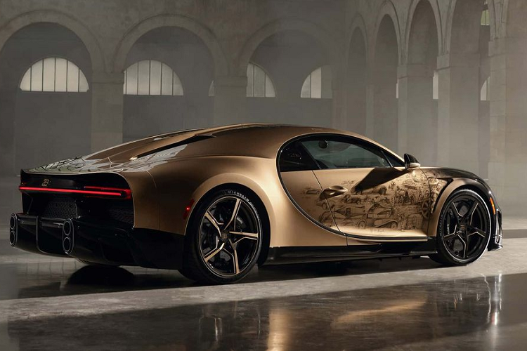 Theo Bugatti, riêng quá trình vẽ tay phần ngoại thất đã mất tới 400 giờ thực hiện. Ngoài ra, chiếc siêu xe Bugatti Chiron Super Sport Golden Era còn gây ấn tượng bởi màu sơn ngoại thất hai tông màu độc đáo. Đây là sự kết hợp giữa màu đen Nocturne ở mặt trước và màu vàng Dore kéo dài từ cột A đến mặt sau của xe.