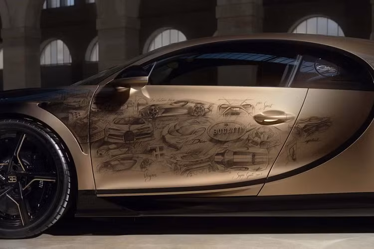 Bugatti cho biết toàn bộ các chi tiết được vẽ trên Chiron Super Sport Golden Era đều được thực hiện thủ công bằng đôi bàn tay của những người thợ lành nghề. Chúng bao gồm 45 mẫu xe từng được sản xuất trong lịch sử hơn 100 năm của thương hiệu này.