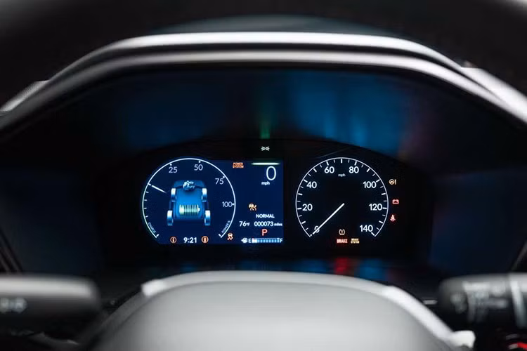 Bên trong Honda CR-V thế hệ mới ở Việt Nam có thể vẫn là không gian nội thất 7 chỗ như phiên bản cũ. Trong khi đó, tại Thái Lan và Philippines, xe có cả phiên bản 5 chỗ ngồi. Tương tự ngoại thất, nội thất của CR-V cũng được thổi làn gió mới với thiết kế khá giống những mẫu xe cùng thương hiệu như Civic hay HR-V.