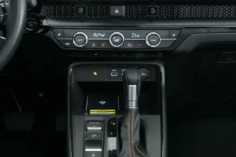 Honda CR-V 2024 tại Việt Nam có thể sẽ được trang bị gói công nghệ an toàn chủ động Honda Sensing tiêu chuẩn, bao gồm hệ thống phanh giảm thiểu va chạm CMBS, hỗ trợ giữ làn đường LKAS, cảnh báo/kiểm soát khi xe lệch làn đường, hệ thống kiểm soát hành trình thích ứng ở dải tốc độ thấp, điều chỉnh đèn pha tự động và cảnh báo khi phương tiện phía trước khởi hành...