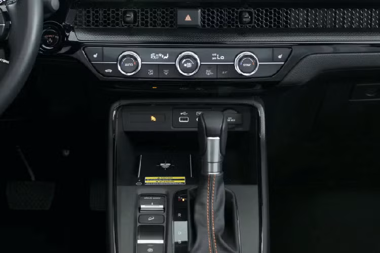 Honda CR-V 2024 tại Việt Nam có thể sẽ được trang bị gói công nghệ an toàn chủ động Honda Sensing tiêu chuẩn, bao gồm hệ thống phanh giảm thiểu va chạm CMBS, hỗ trợ giữ làn đường LKAS, cảnh báo/kiểm soát khi xe lệch làn đường, hệ thống kiểm soát hành trình thích ứng ở dải tốc độ thấp, điều chỉnh đèn pha tự động và cảnh báo khi phương tiện phía trước khởi hành...